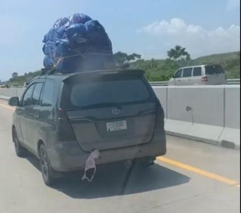 Hilarious! Dashcam Captures Sight of a Bra Stuck in the Car Trunk Door, Netizens: 'To Stay Awake During the Journey'