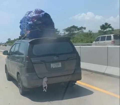 Hilarious! Dashcam Captures Sight of a Bra Stuck in the Car Trunk Door, Netizens: 'To Stay Awake During the Journey'