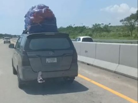 Hilarious! Dashcam Captures Sight of a Bra Stuck in the Car Trunk Door, Netizens: 'To Stay Awake During the Journey'