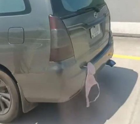 Hilarious! Dashcam Captures Sight of a Bra Stuck in the Car Trunk Door, Netizens: 'To Stay Awake During the Journey'