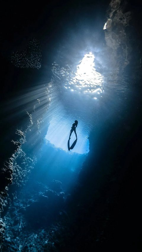 Ilmuwan Temukan Gua dan Terowongan Tersembunyi di Dalam Lubang Bawah Laut Terdalam di Dunia