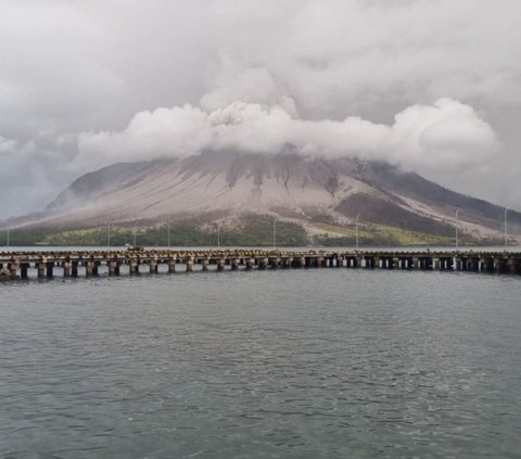 7 Bandara Ditutup Sementara Akibat Erupsi Gunung Ruang