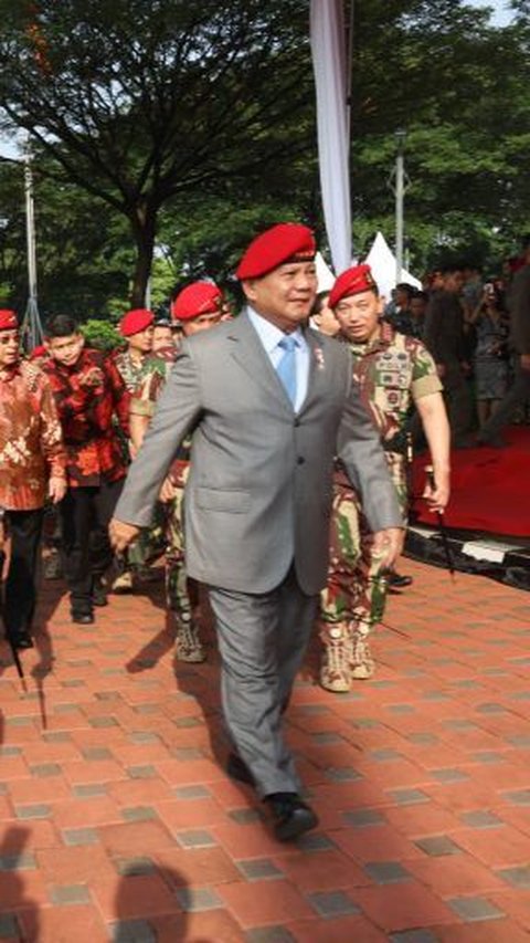 Dikawal Mayor Teddy, Prabowo Bagi-bagi Sesuatu ke Prajurit Baret Merah di HUT Kopassus, Apa itu?