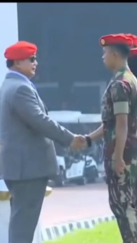 Satu per satu prajurit baret merah ini disalami oleh sang Jenderal. <br>