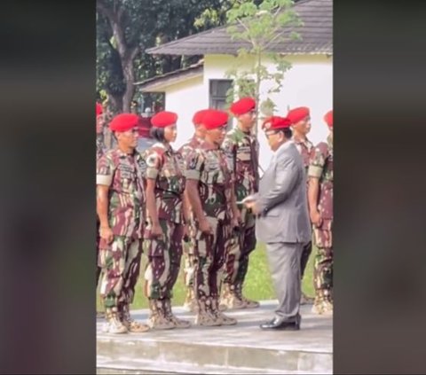 Dikawal Mayor Teddy, Prabowo Bagi-bagi Sesuatu ke Prajurit Baret Merah di HUT Kopassus, Apa itu?