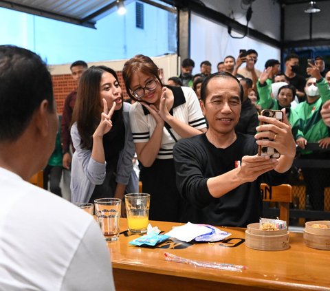 Momen Jokowi Makan Mie Gacoan di NTB