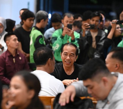 Momen Jokowi Makan Mie Gacoan di NTB