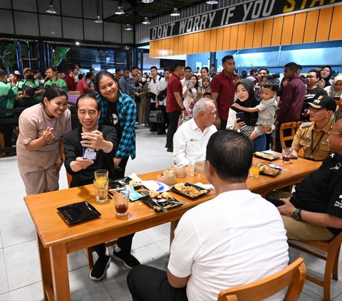 Momen Jokowi Makan Mie Gacoan di NTB