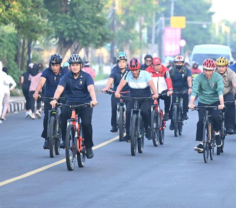Jokowi Gowes Sepeda Bambu Saat Olahraga Pagi di Mataram