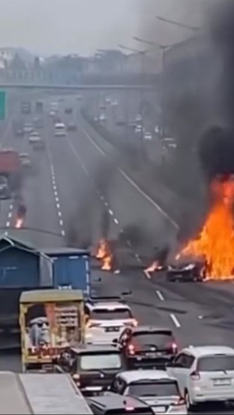 <br>Kelelakaan di Tol Japek KM 06, Avanza Terbakar