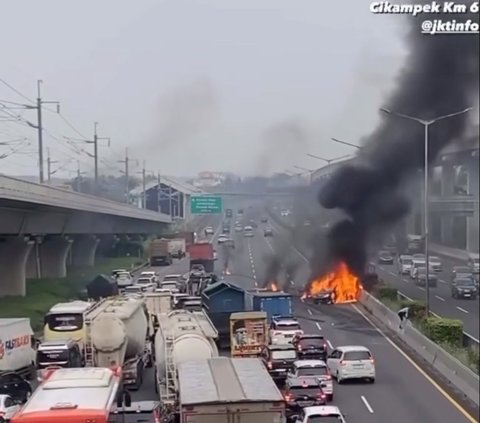 Kelelakaan di Tol Japek KM 06, Avanza Terbakar