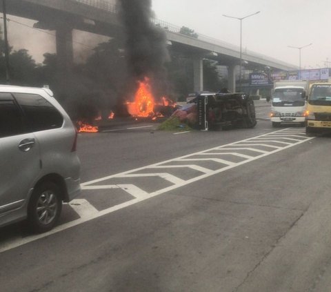 Kelelakaan di Tol Japek KM 06, Avanza Terbakar