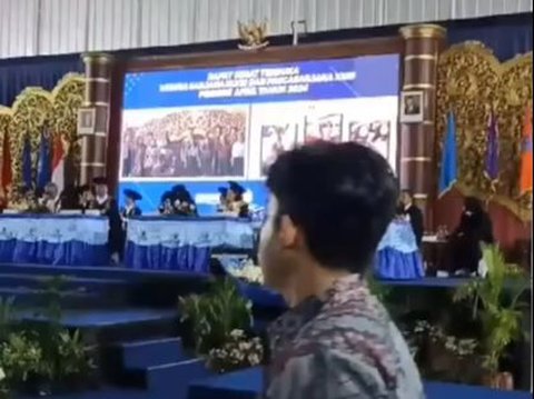 Viral Momen Ayah Gantikan Wisuda Anaknya yang Meninggal Dunia, Banjir Air Mata