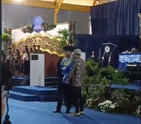 Viral Momen Ayah Gantikan Wisuda Anaknya yang Meninggal Dunia, Banjir Air Mata