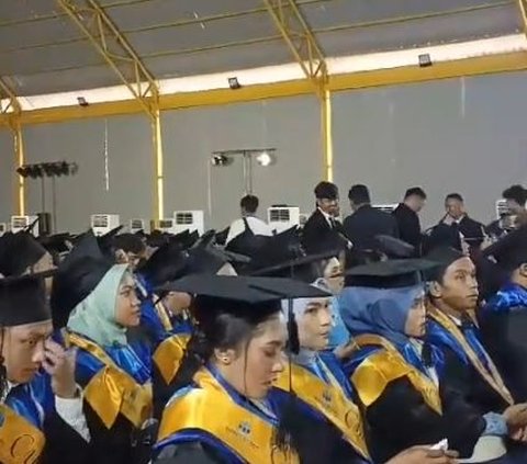 Viral Momen Ayah Gantikan Wisuda Anaknya yang Meninggal Dunia, Banjir Air Mata