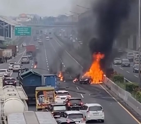 Kronologi Kecelakaan di Tol Japek KM 06, Avanza Terbakar Usai Dihantam Mobil Pikap