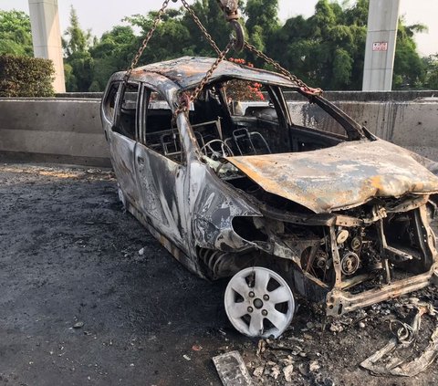 Kronologi Kecelakaan di Tol Japek KM 06, Avanza Terbakar Usai Dihantam Mobil Pikap