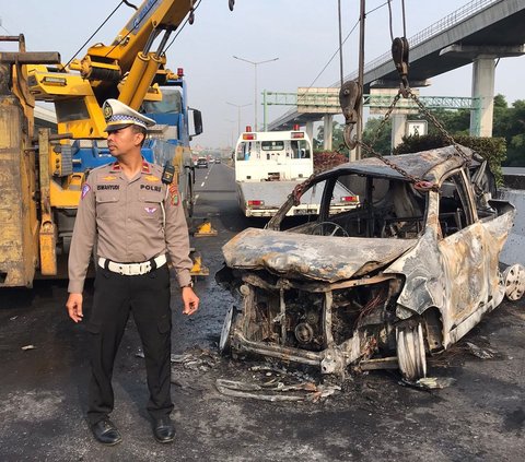 Kronologi Kecelakaan di Tol Japek KM 06, Avanza Terbakar Usai Dihantam Mobil Pikap