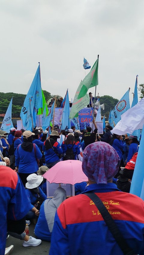 Buruh Demo May Day di Patung Kuda, Desak Cabut UU Cipta Kerja dan Hapus Outsorcing