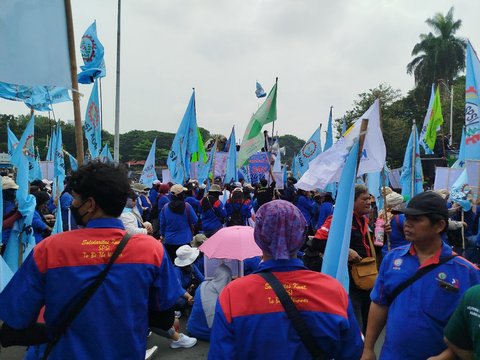 Buruh Demo May Day di Patung Kuda, Desak Cabut UU Cipta Kerja dan Hapus Outsorcing