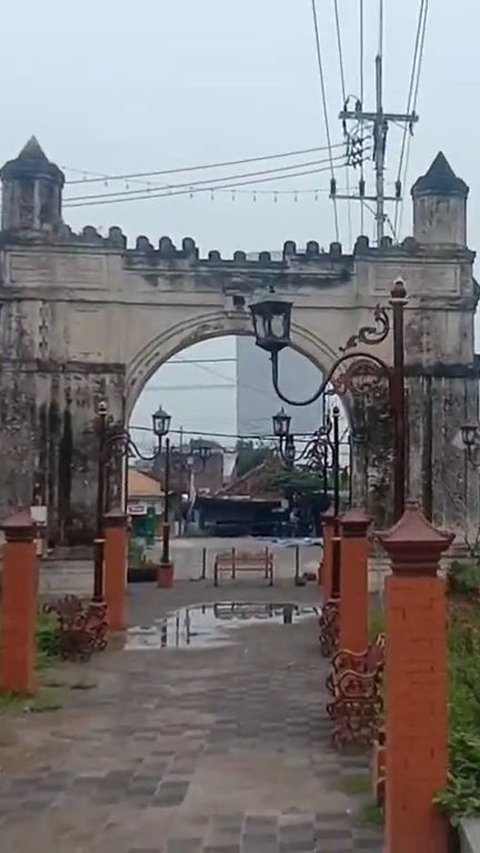 Gapura Kuno di Mojokerto Ini Dulunya Gerbang Makam Orang Kaya di Zaman Belanda, Intip Kisahnya