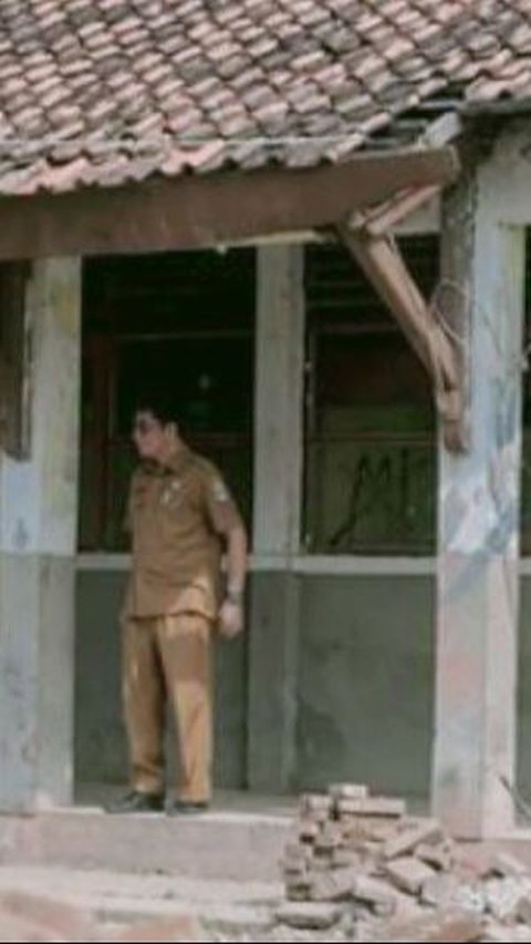 Potret Miris Pendidikan, Sekolah di Karawang Lapuk & Bocor Sejak Tahun 1993 Pemkab Bertindak Setelah Viral