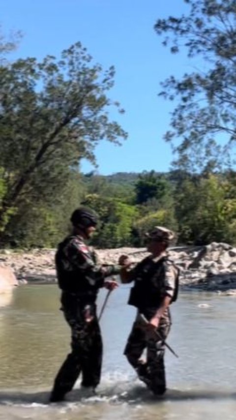 Pasukan TNI tampak bertemu dengan para polisi Timor Leste di tengah hutan perbatasan. <br>