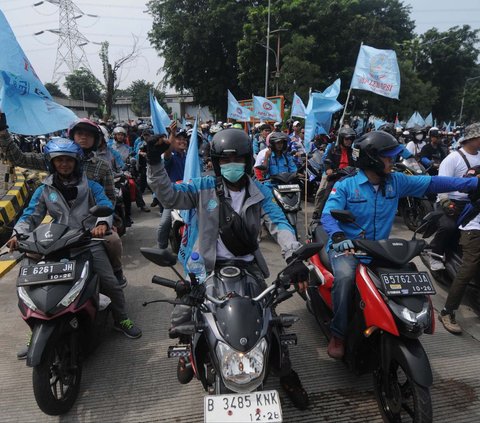 Ratusan buruh mengendarai sepeda motor saat konvoi dari kawasan industri Pulogadung menuju Istana Merdeka, Jakarta, pada Rabu (1/5/2024). Aksi ini dilakukan dalam rangka memperingati May Day atau Hari Buruh Sedunia.  Merdeka.com/Imam Buhori