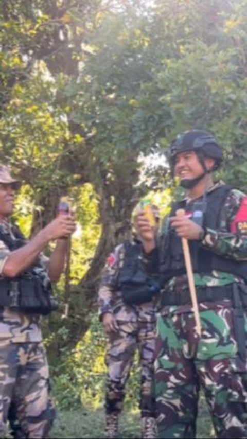 Mereka juga terlihat bertukar minuman. Pasukan TNI memberikan salah satu minuman asli Indonesia, dan begitu pun sebaliknya. <br>