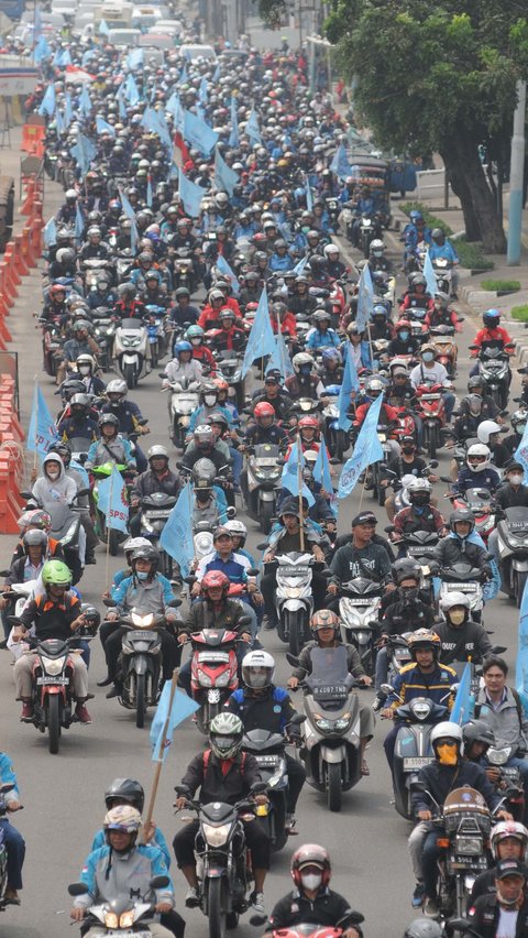 FOTO: Aksi Ribuan Buruh Konvoi Naik Motor Menuju Istana, Bawa Tuntutan Ini