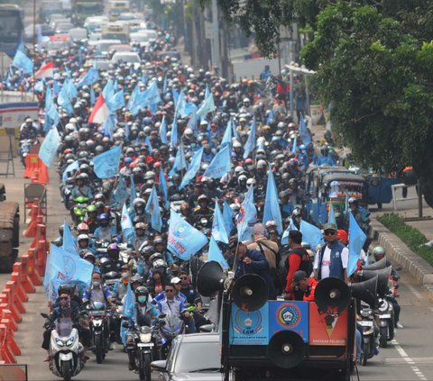 FOTO: Aksi Ratusan Buruh Konvoi Naik Motor Menuju Istana, Bawa Tuntutan Ini