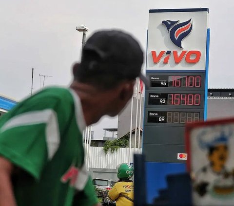 Kemudian, Revvo 92 atau setara Pertamax sekarang dijual Rp15.300 per liter yang sebelumnya Rp14.300 per liter.