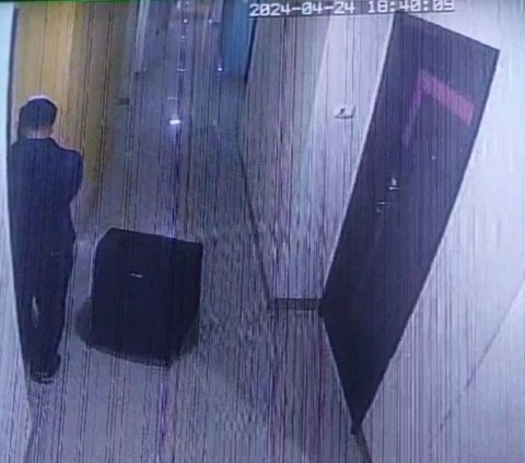 Detik-Detik Pelaku Pembunuhan Mayat Perempuan dalam Koper Terekam CCTV Keluar Hotel Pukul 6 Sore