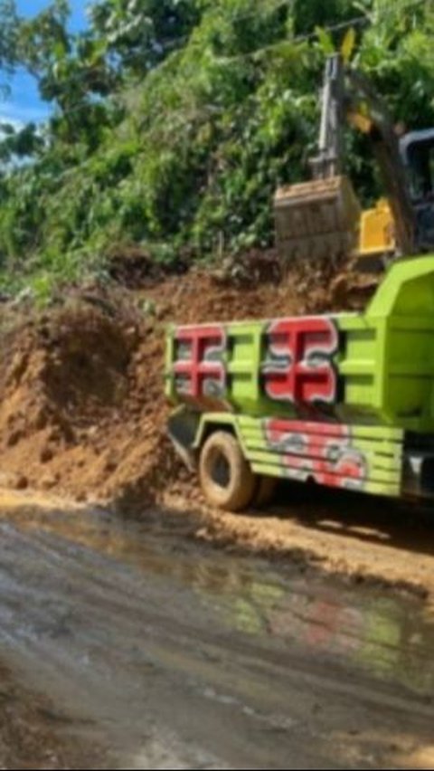 Tanah Longsor di Mamuju Tengah Tutup Jalan Trans Sulawesi