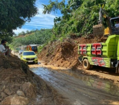 Tanah Longsor di Mamuju Tengah Tutup Jalan Trans Sulawesi