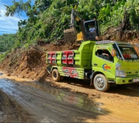 Tanah Longsor di Mamuju Tengah Tutup Jalan Trans Sulawesi