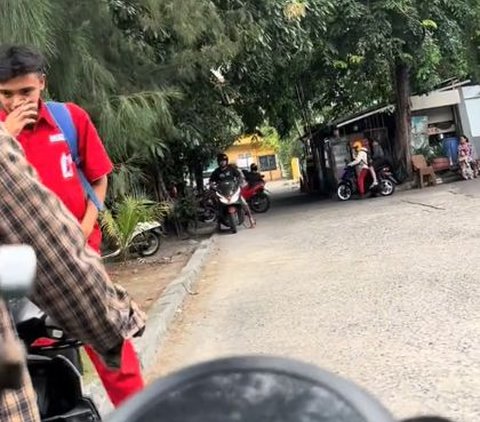 Motor Mogok saat Perjalanan Lamar Kerja, Aksi Pria Bantu Dorong Ini Banjir Pujian Warganet