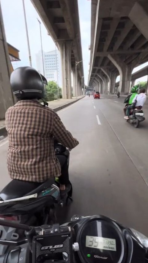 Motor Mogok saat Perjalanan Lamar Kerja, Aksi Pria Bantu Dorong Ini Banjir Pujian Warganet 