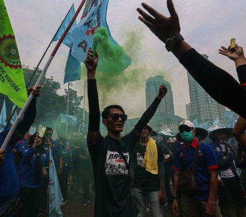 Ribuan buruh dari berbagai aliansi telah berkumpul di kawasan Patung Kuda, Jakarta, Rabu (1/5/2024). Mereka datang dari berbagai sisi untuk menyampaikan aspirasinya dalam aksi unjuk rasa memperingati May Day atau Hari Buruh Sedunia yang jatuh pada 1 Mei. Foto: Liputan6.com/Angga Yuniar