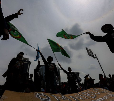 FOTO: Massa Demo Buruh Kepung Patung Kuda, Tuntut Cabut UU Cipta Kerja dan Tolak Upah Murah