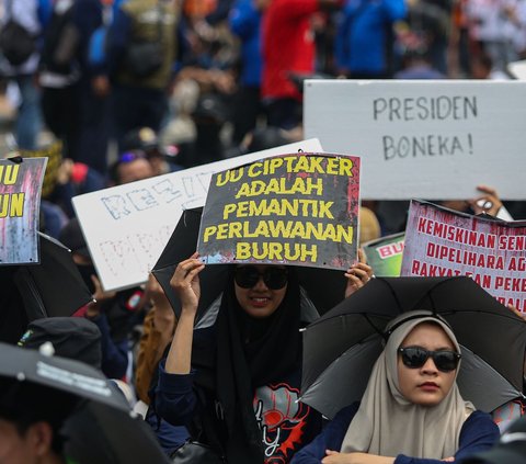 FOTO: Massa Demo Buruh Kepung Patung Kuda, Tuntut Cabut UU Cipta Kerja dan Tolak Upah Murah