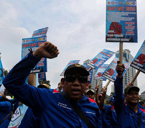 FOTO: Massa Demo Buruh Kepung Patung Kuda, Tuntut Cabut UU Cipta Kerja dan Tolak Upah Murah