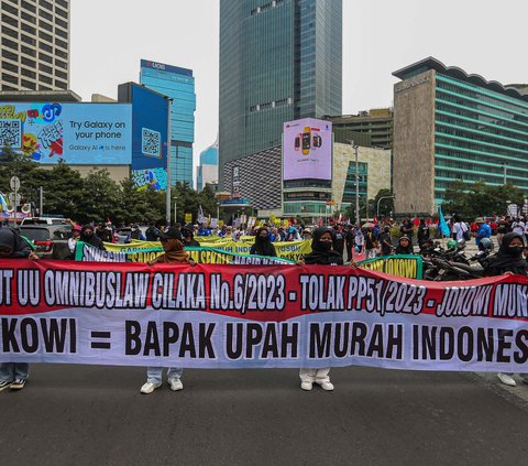 Selain itu, dalam salah satu spanduk yang terpampang, massa buruh menuliskan 