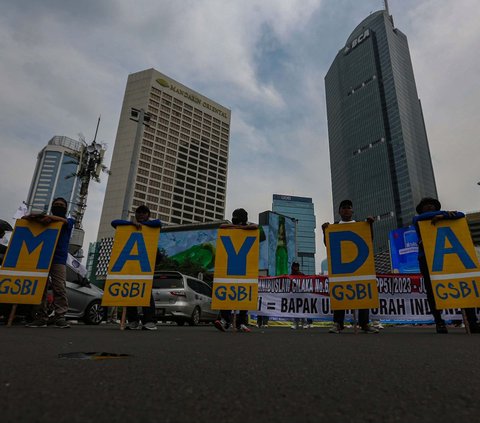 FOTO: Momen Massa May Day di HI Singgung Pemerintah 'Agak Laen': Upah Dibayar Murah, Buruh Dipandang Rendah