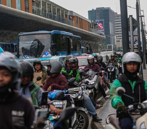 Sejumlah pengendara terjebak kemacetan parah di kawasan Bundaran HI, Jakarta, Rabu (1/5/2024). Kemacetan parah ini terjadi ketika ribuan buruh menggelar aksi unjuk rasa memperingati May Day atau Hari Buruh Sedunia di sejumlah titik di Jakarta. Foto: Liputan6.com/Angga Yuniar