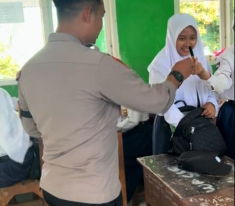 Viral Momen Polisi Lakukan Razia Kosmetik Milik Siswi SMP, Aksinya Curi Perhatian