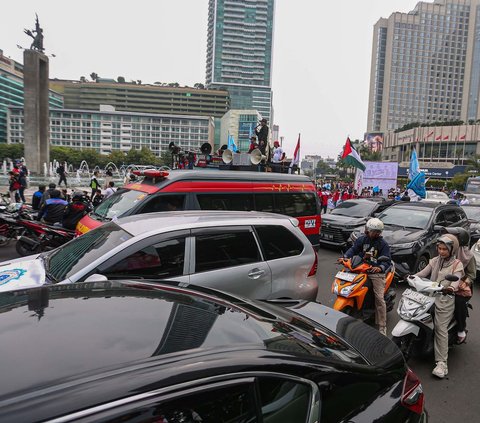 FOTO: Terjebak Macet Parah Imbas Demo Buruh 1 Mei, Sejumlah Warga Pilih Turun dari Kendaraan dan Jalan Kaki