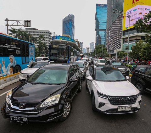 FOTO: Terjebak Macet Parah Imbas Demo Buruh 1 Mei, Sejumlah Warga Pilih Turun dari Kendaraan dan Jalan Kaki