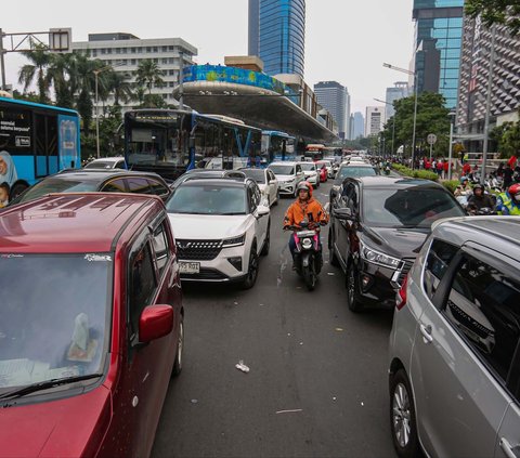 FOTO: Terjebak Macet Parah Imbas Demo Buruh 1 Mei, Sejumlah Warga Pilih Turun dari Kendaraan dan Jalan Kaki