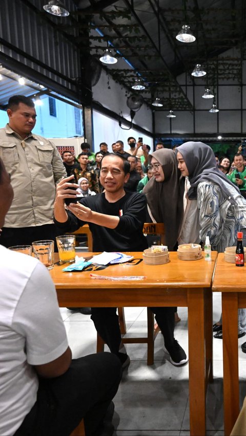 Momen tersebut dibagikan Jokowi di akun resminya di Instargam, pada Rabu (1/5/2024). Foto: BPMI Setpres/Kris